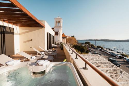 Luxury Three-Bedroom Apartment with Terrace and Sauna