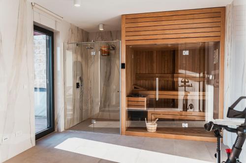 Luxury Three-Bedroom Apartment with Terrace and Sauna