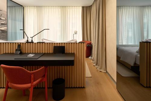 Classic King Room with Street View