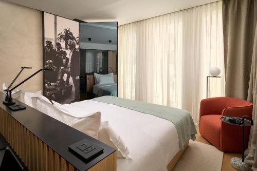 Superior King Room with Street View