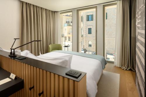 Superior King Room with Street View