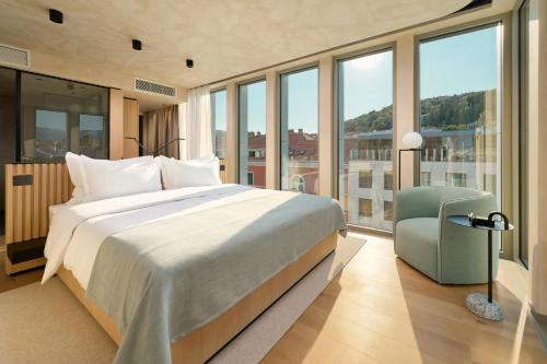 Superior King Room with City View