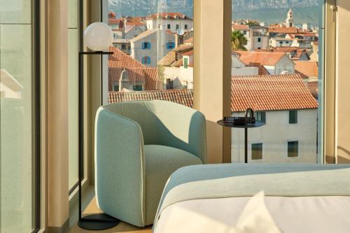 Superior King Room with City View