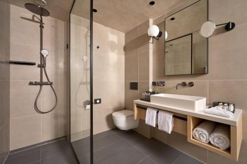 Superior King Room with City View