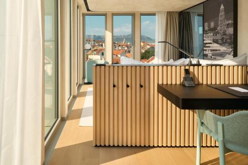 Superior King Room with City View