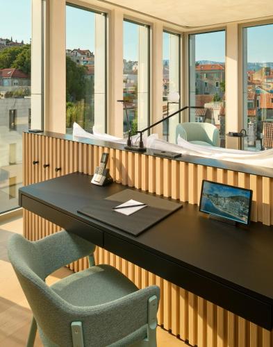 Superior King Room with City View