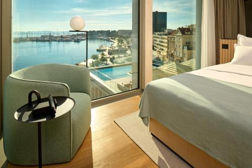 Premium King Room with Sea View – Corner 