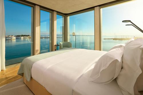 Premium King Room with Sea View – Corner 