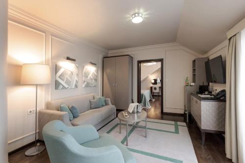Luxury Suite with Balcony