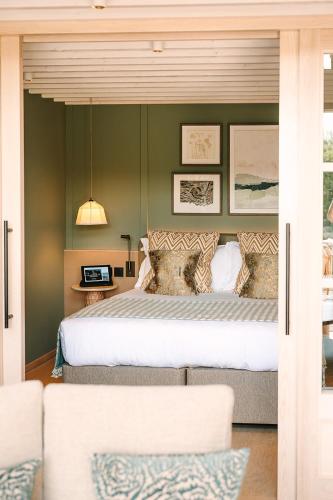 Lakeside Lodge