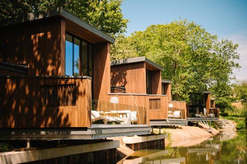 Lakeside Lodge