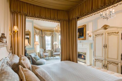 Louis XVI Signature Guest Room 