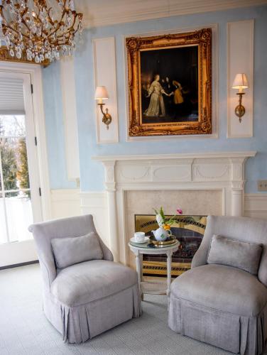 Louis XVI Signature Guest Room 