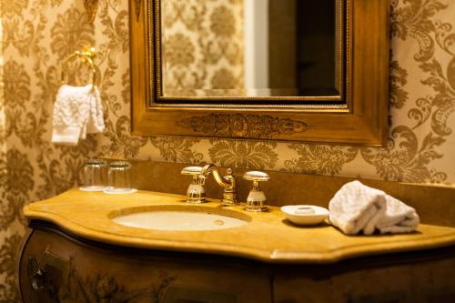 Regency Signature Guest Room