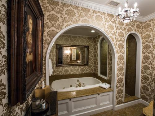Regency Signature Guest Room