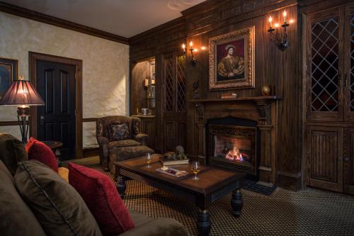 English Tudor Signature Guestroom