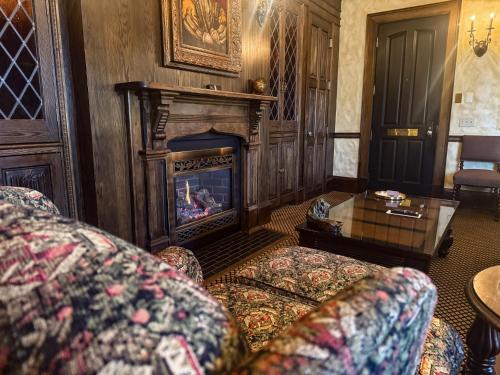 English Tudor Signature Guestroom