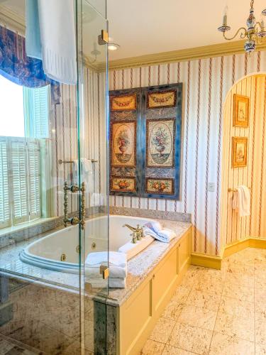 Federal Manor Guestroom