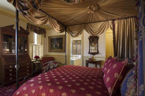 Federal Manor Guestroom