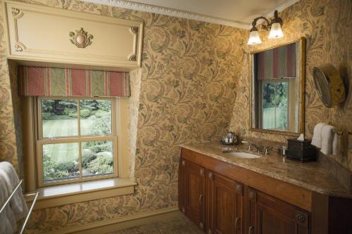 Empire Estate Guestroom