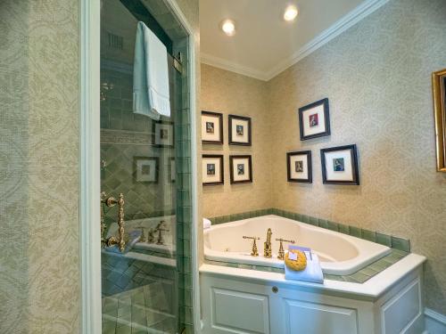 Georgian Estate Guestroom