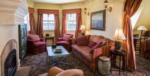 Mediterranean Estate Guestroom