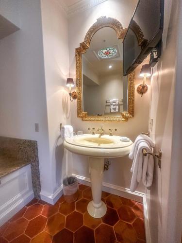 Mediterranean Estate Guestroom