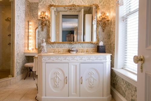 Renaissance Guest Room