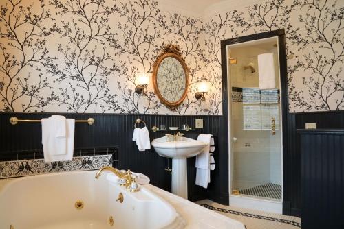 Victorian Manor Guestroom 