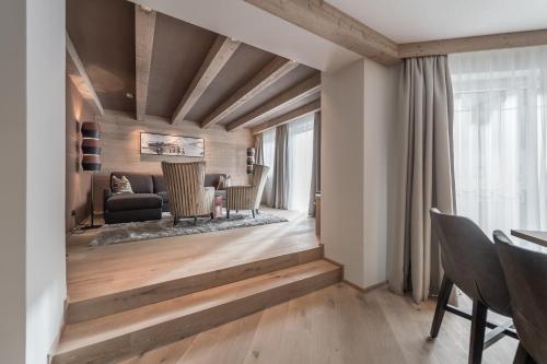 Three-Bedroom Suite with Balcony