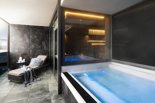 Deluxe Suite with Spa Bath