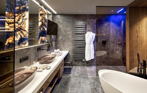 Deluxe Suite with Spa Bath