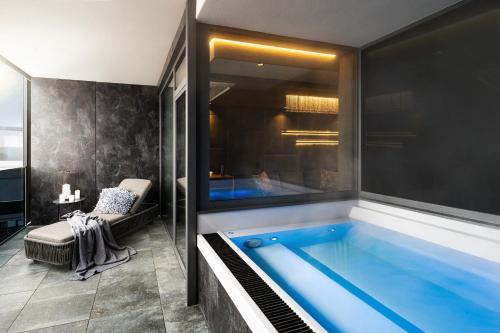 Deluxe Suite with Spa Bath