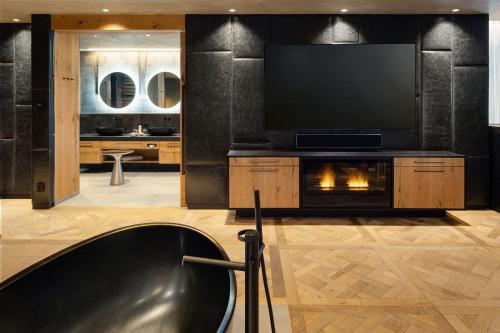 Deluxe Suite with Spa Bath