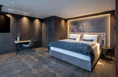 Deluxe Suite with Spa Bath