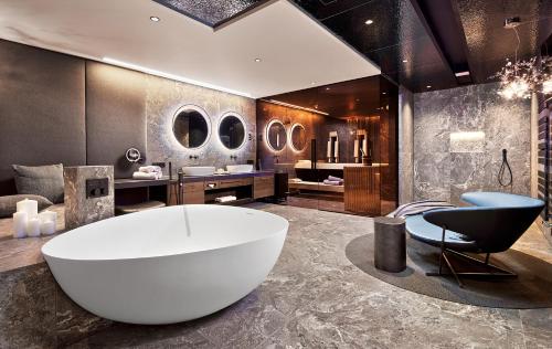 Deluxe Suite with Spa Bath