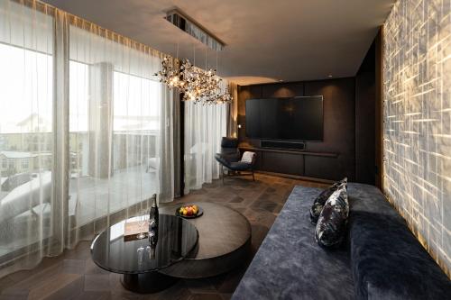 Deluxe Suite with Spa Bath
