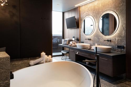 Deluxe Suite with Spa Bath