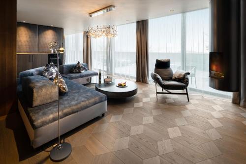 Deluxe Suite with Spa Bath