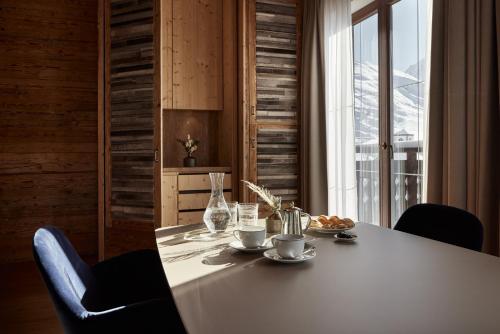 Suite with Mountain View