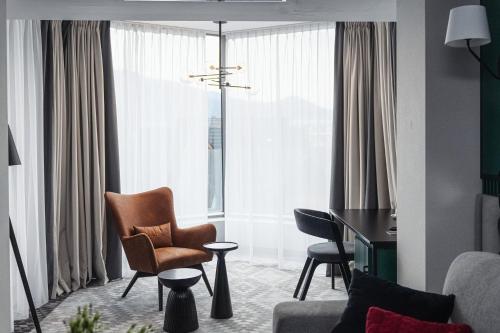 Apartament typu Premiere z balkonem i widokiem na góry (Budynek Główny)