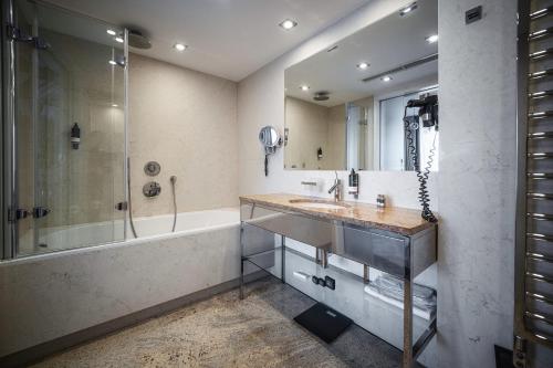 Apartament typu Premiere z balkonem i widokiem na góry (Budynek Główny)