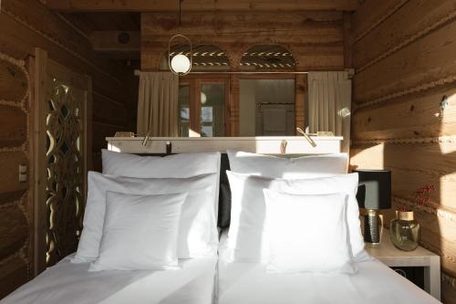 Deluxe Double Room with Balcony and Mountain View