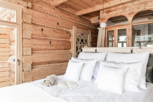 Deluxe Double Room with Balcony and Mountain View