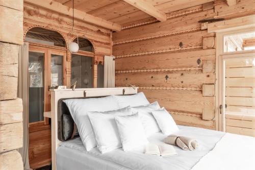 Deluxe Double Room with Balcony and Mountain View