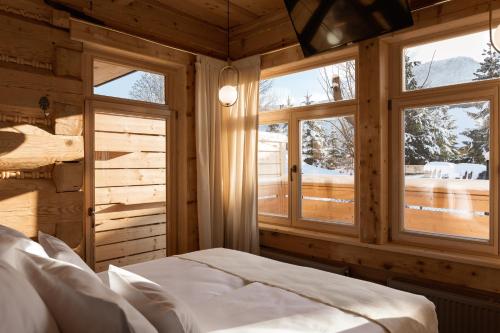 Deluxe Double Room with Balcony and Mountain View