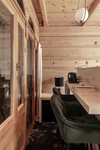 Deluxe Double Room with Balcony and Mountain View
