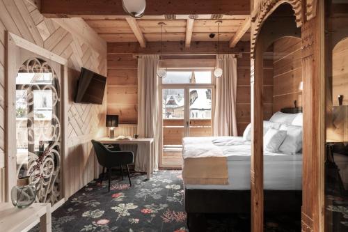 Deluxe Double Room with Balcony and Mountain View