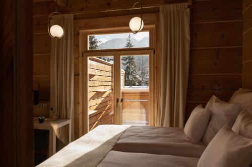 Deluxe Double Room with Balcony and Mountain View