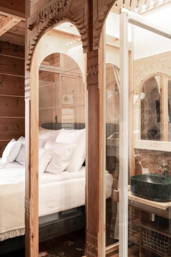Deluxe Double Room with Balcony and Mountain View